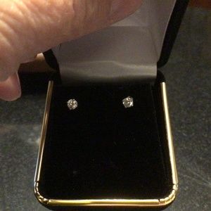 14k white gold Diamond studs - Brand Brilliant - 1/4tcw nice little studs.